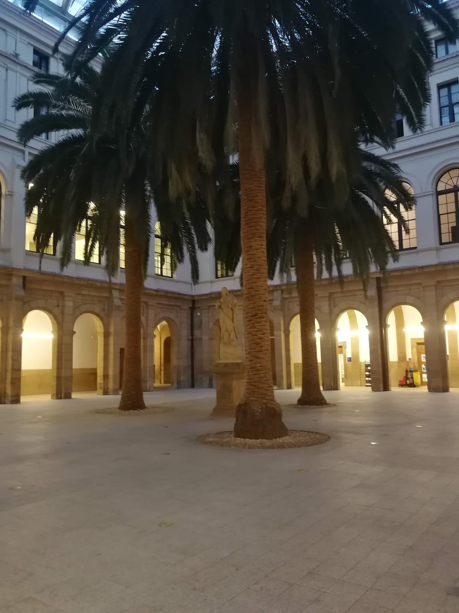 Foto secundaria del campus Facultad de Ciencias Económicas y Empresariales
