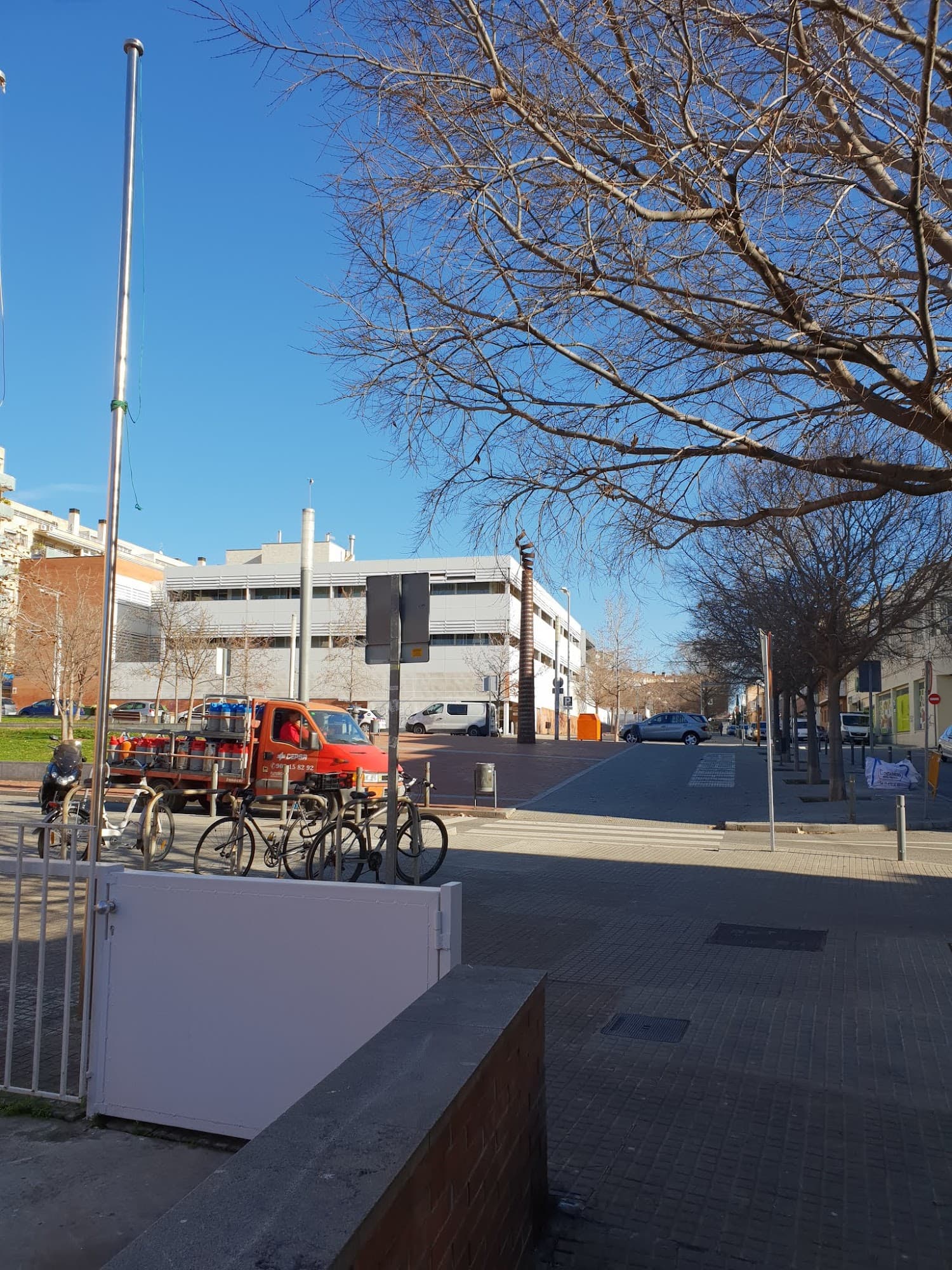 Foto secundaria del campus INS Montserrat Roig