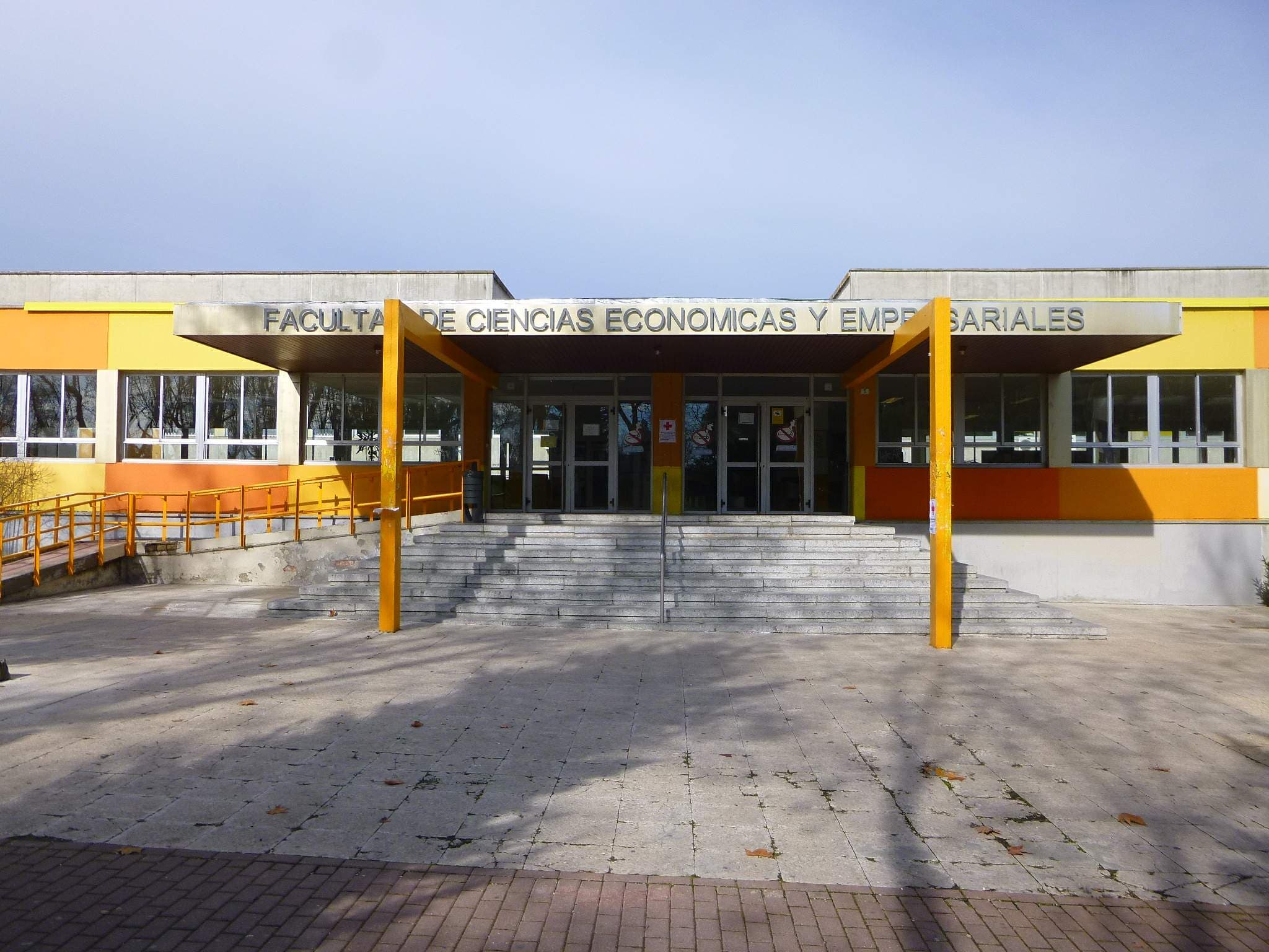 Foto secundaria del campus Facultad de Ciencias Económicas y Empresariales