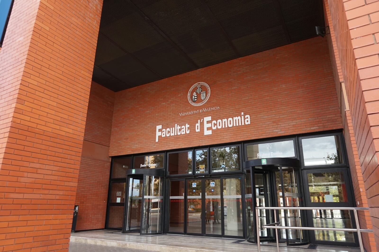 Foto secundaria del campus Facultad de Economía