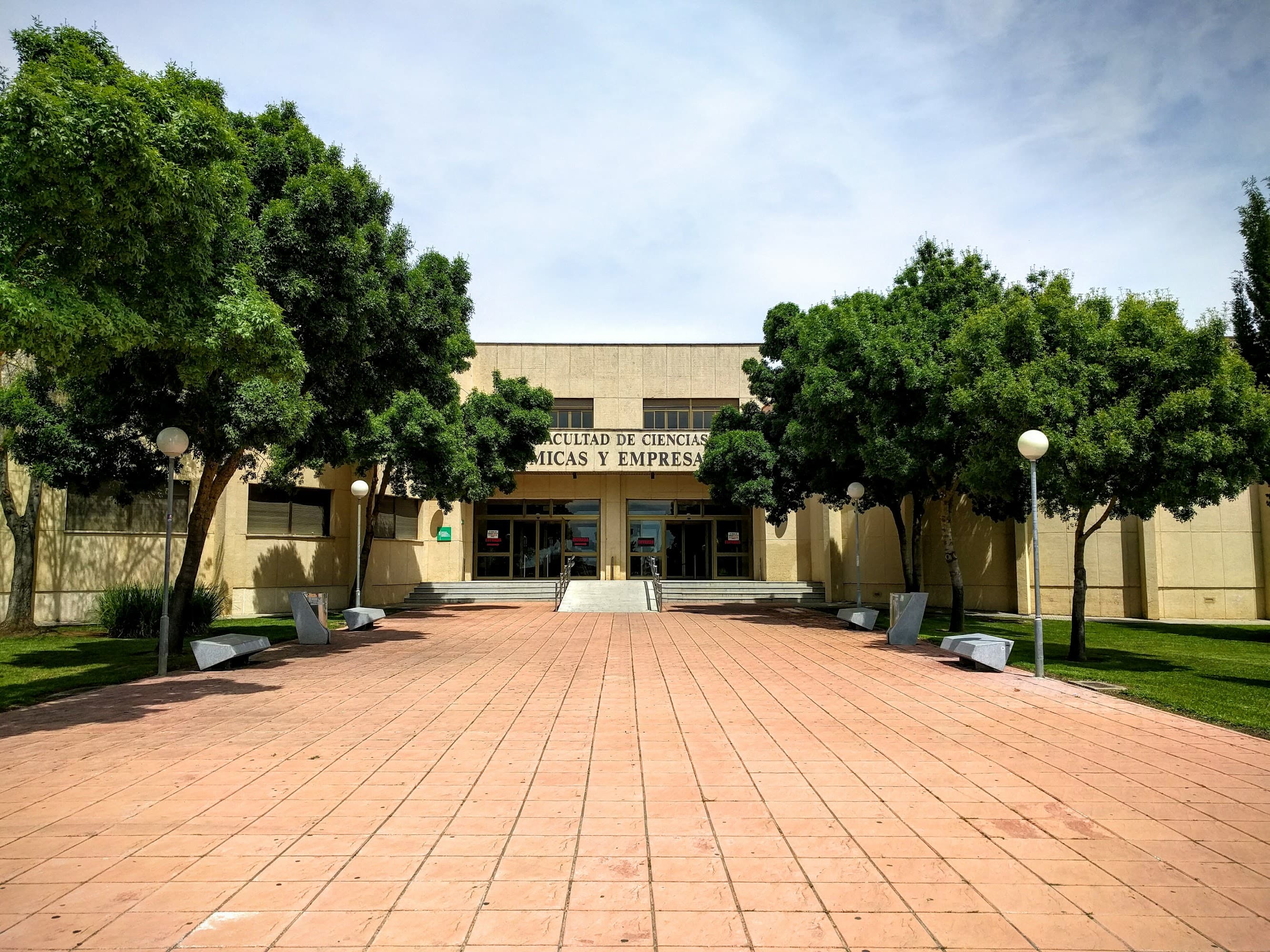 Foto secundaria del campus Facultad de Ciencias Económicas y Empresariales