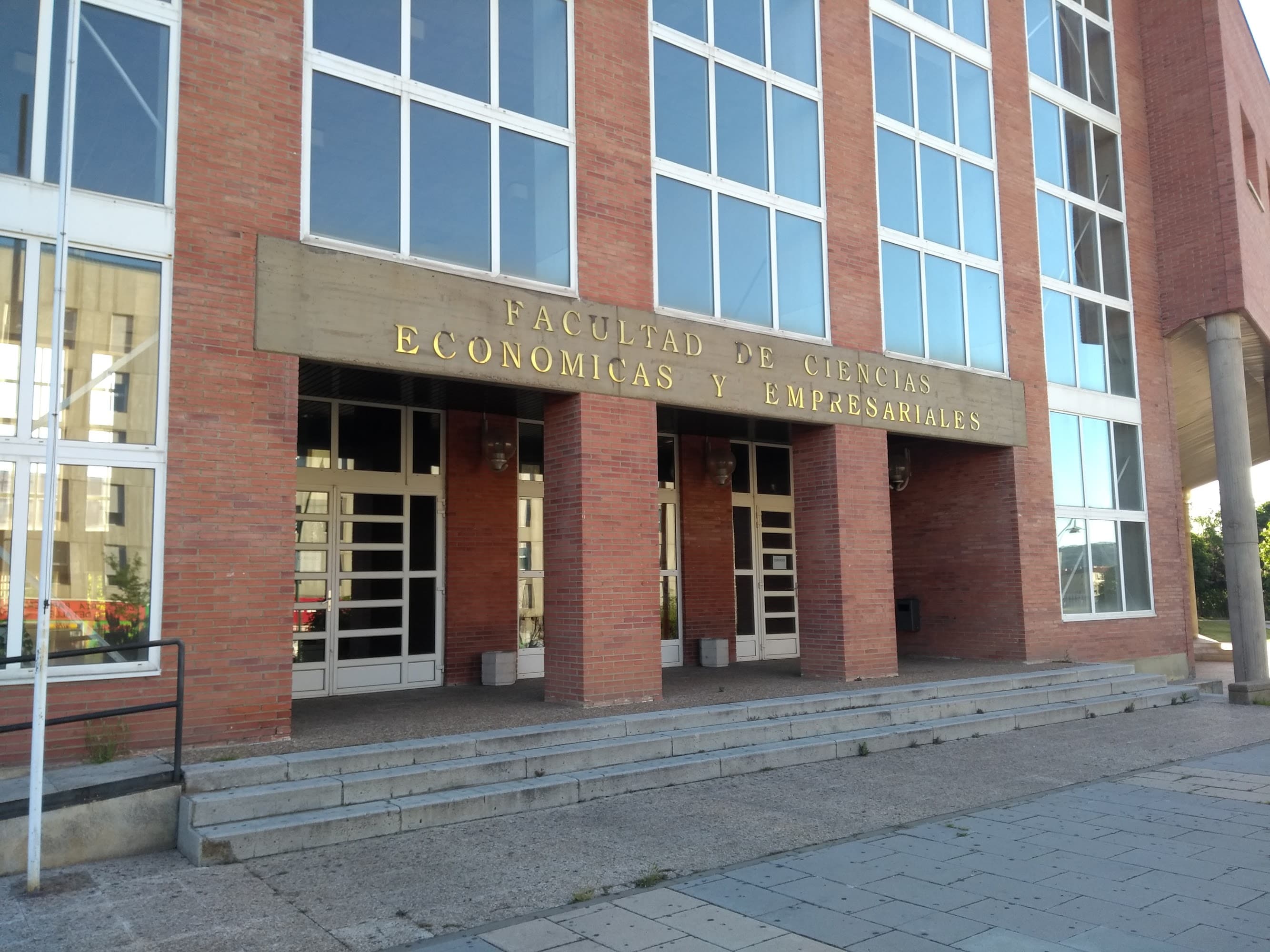 Foto secundaria del campus Facultad de Ciencias Económicas y Empresariales