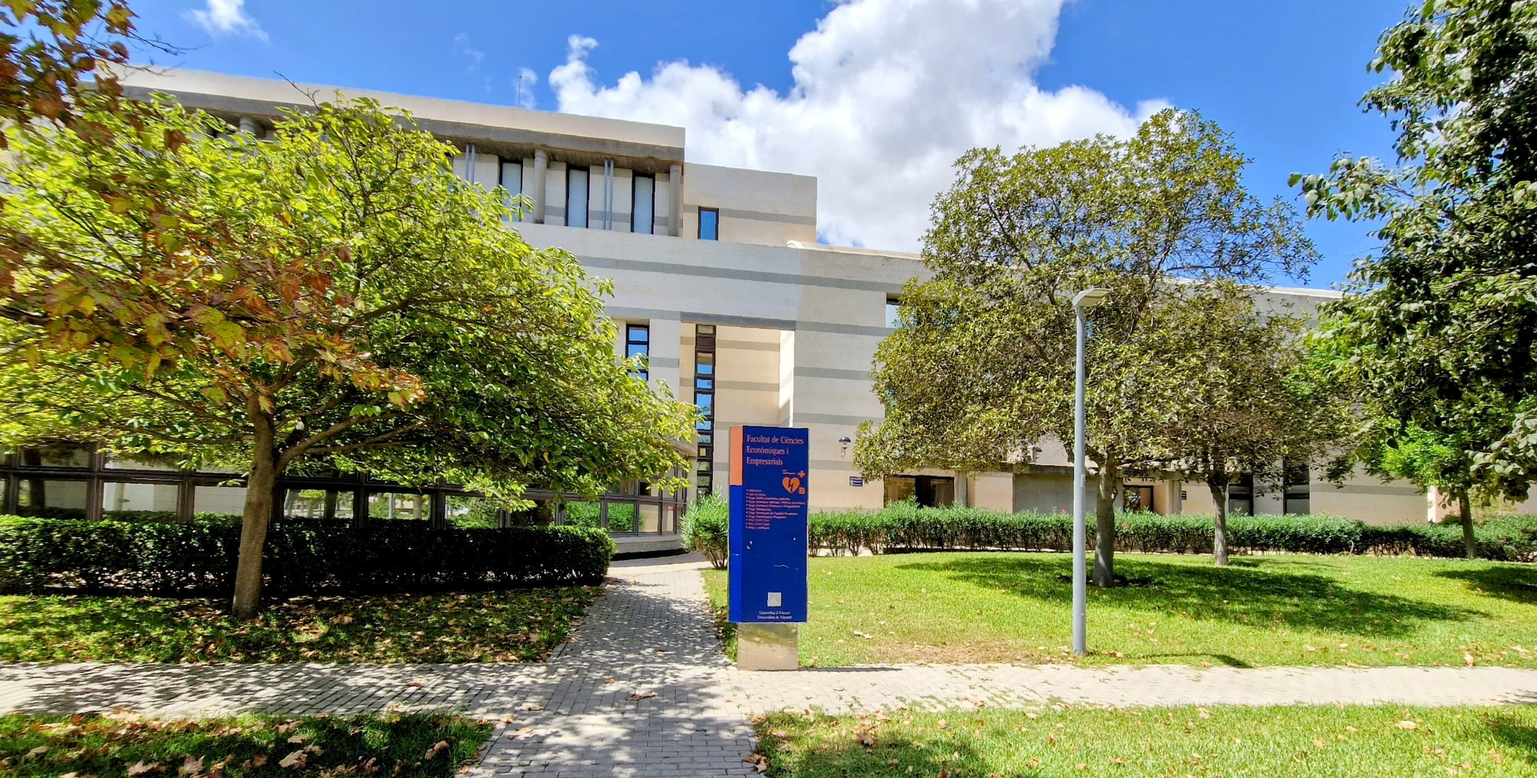 Foto secundaria del campus Facultad de Ciencias Económicas y Empresariales