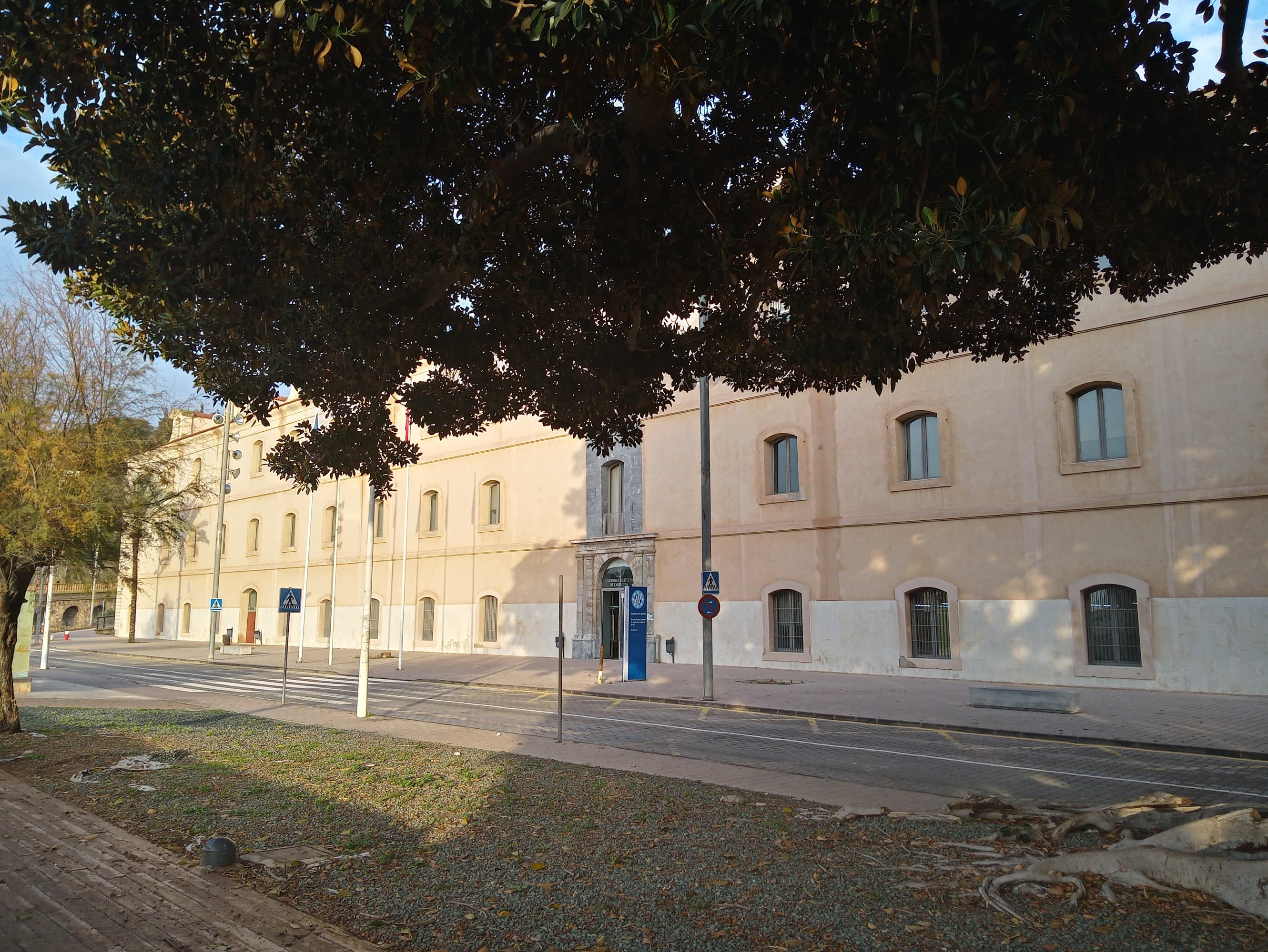 Foto del campus Escuela Técnica Superior de Ingeniería de Telecomunicación