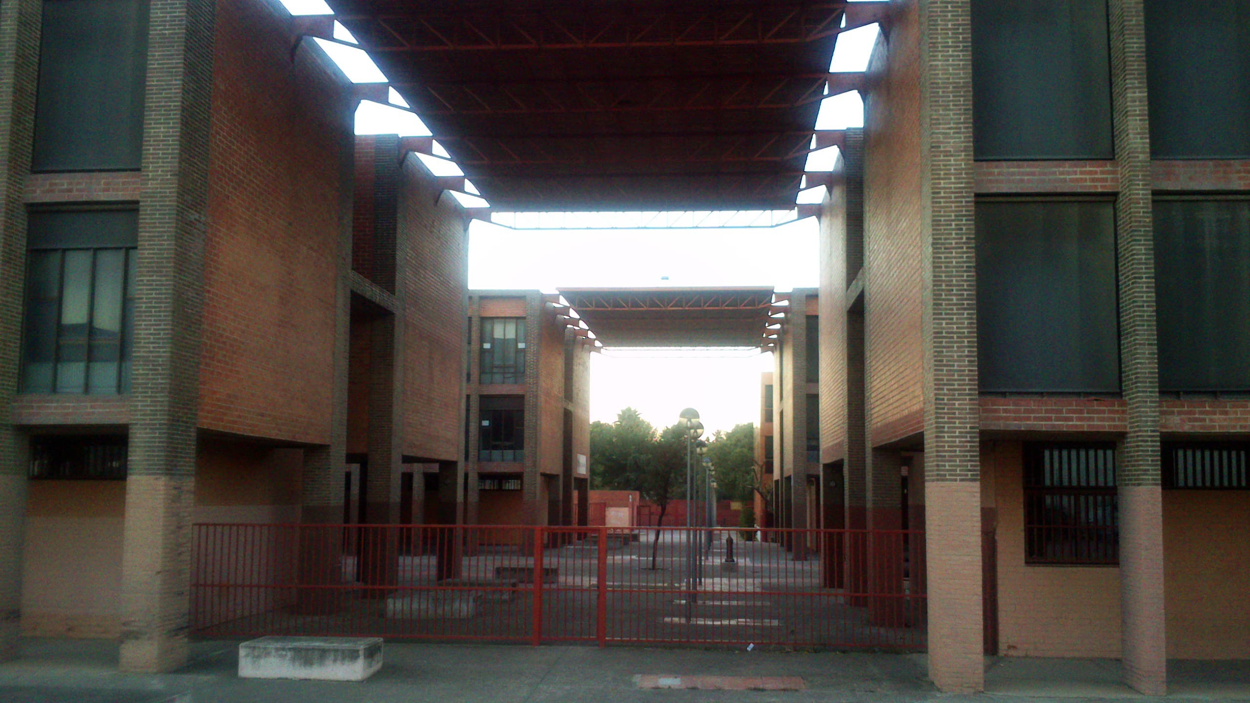 Foto secundaria del campus Institut Miquel Martí i Pol