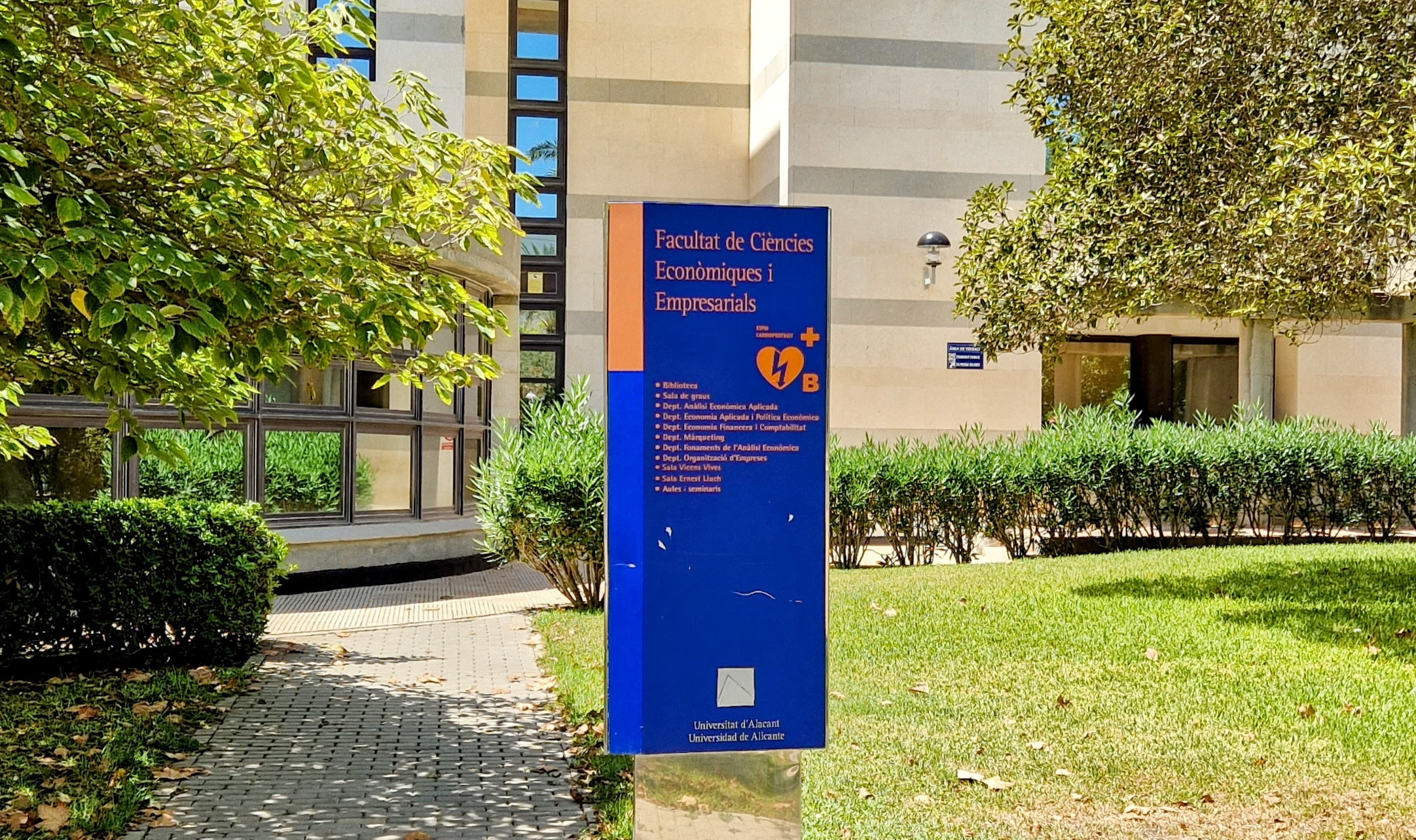 Foto secundaria del campus Facultad de Ciencias Económicas y Empresariales