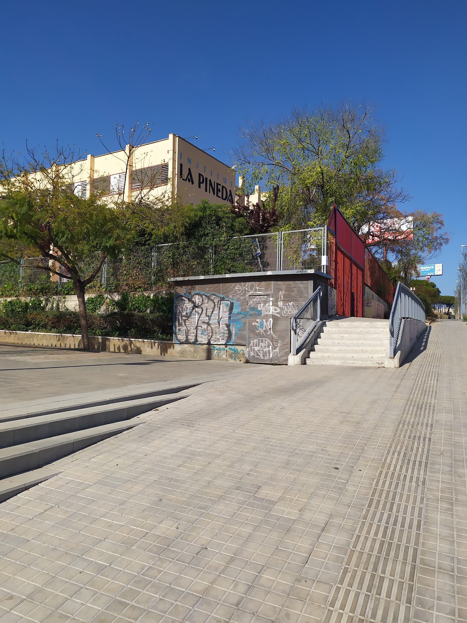 Foto secundaria del campus Institut La Pineda