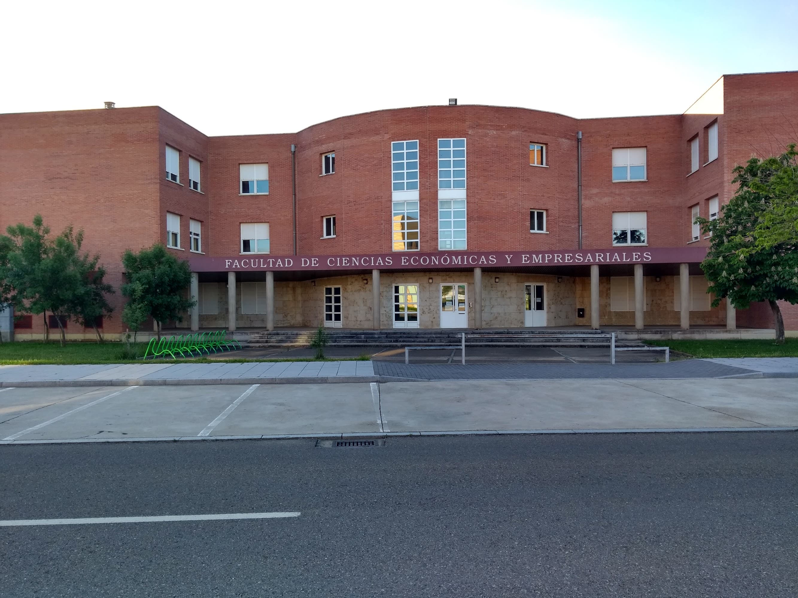Foto secundaria del campus Facultad de Ciencias Económicas y Empresariales