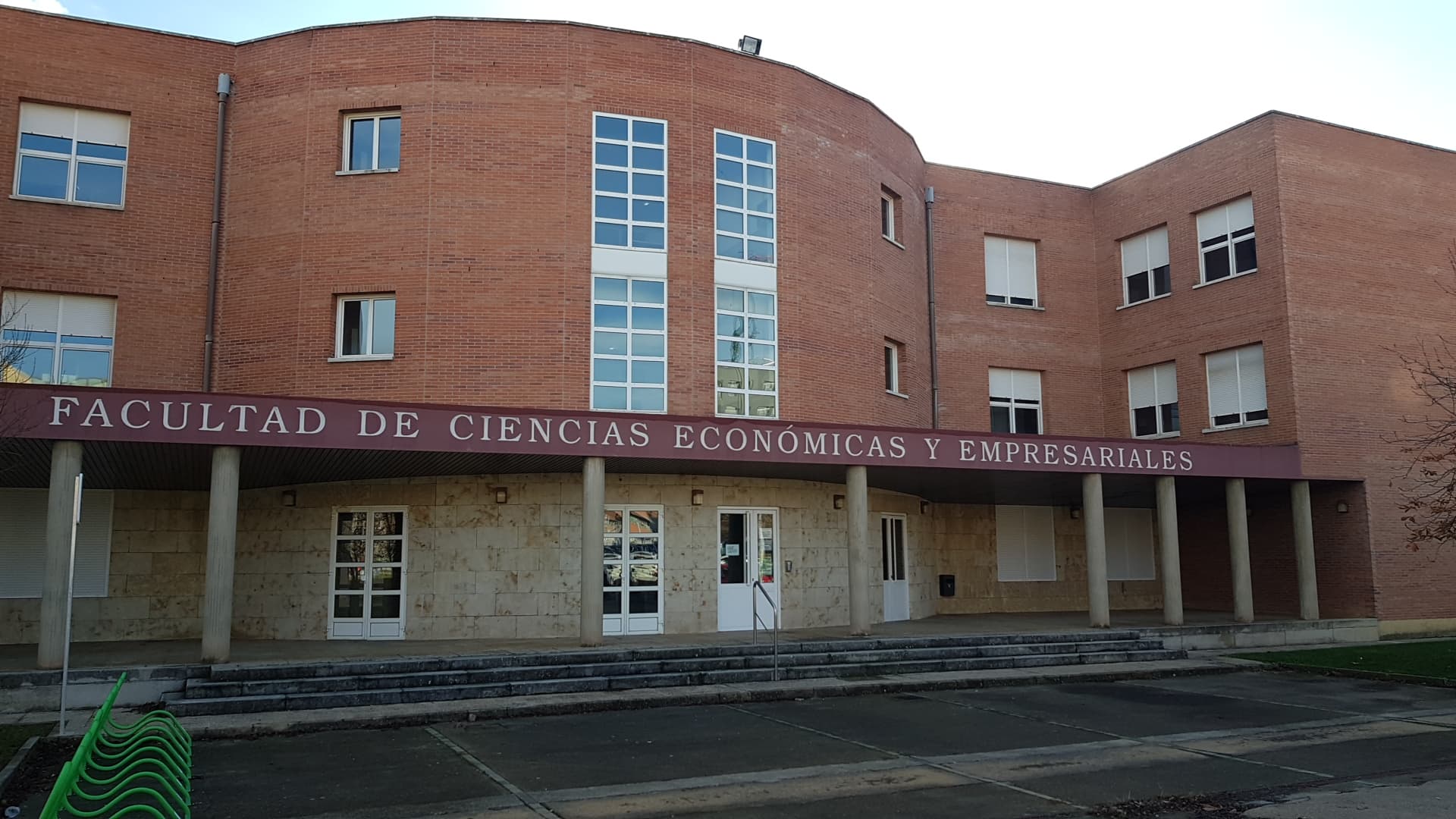 Foto secundaria del campus Facultad de Ciencias Económicas y Empresariales