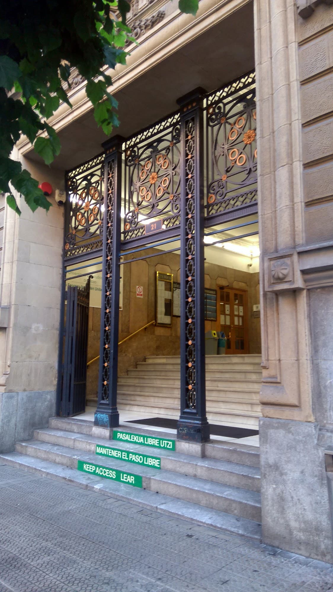 Foto secundaria del campus Escuela Universitaria de Estudios Empresariales de la Camara de Comercio, Industria y Navegación