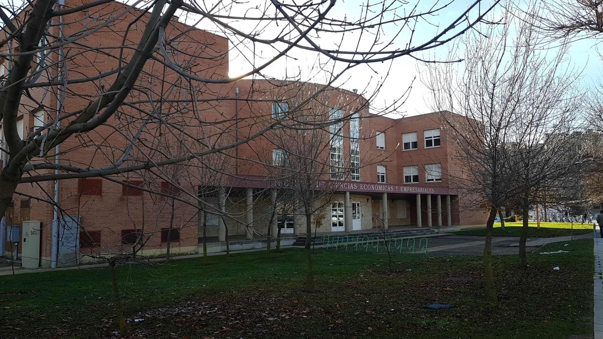 Foto secundaria del campus Facultad de Ciencias Económicas y Empresariales