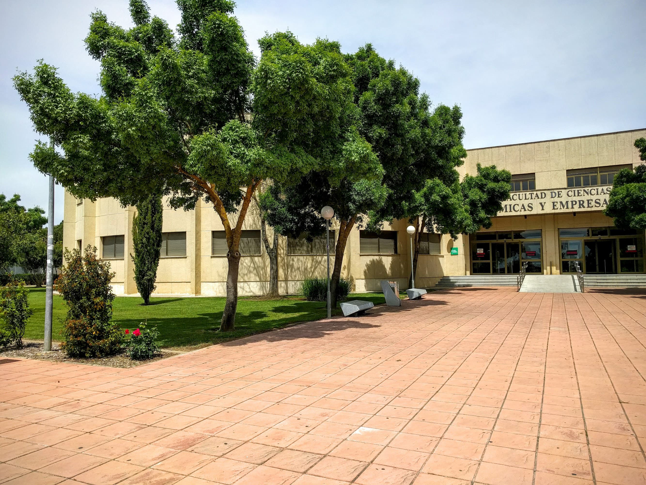 Foto secundaria del campus Facultad de Ciencias Económicas y Empresariales