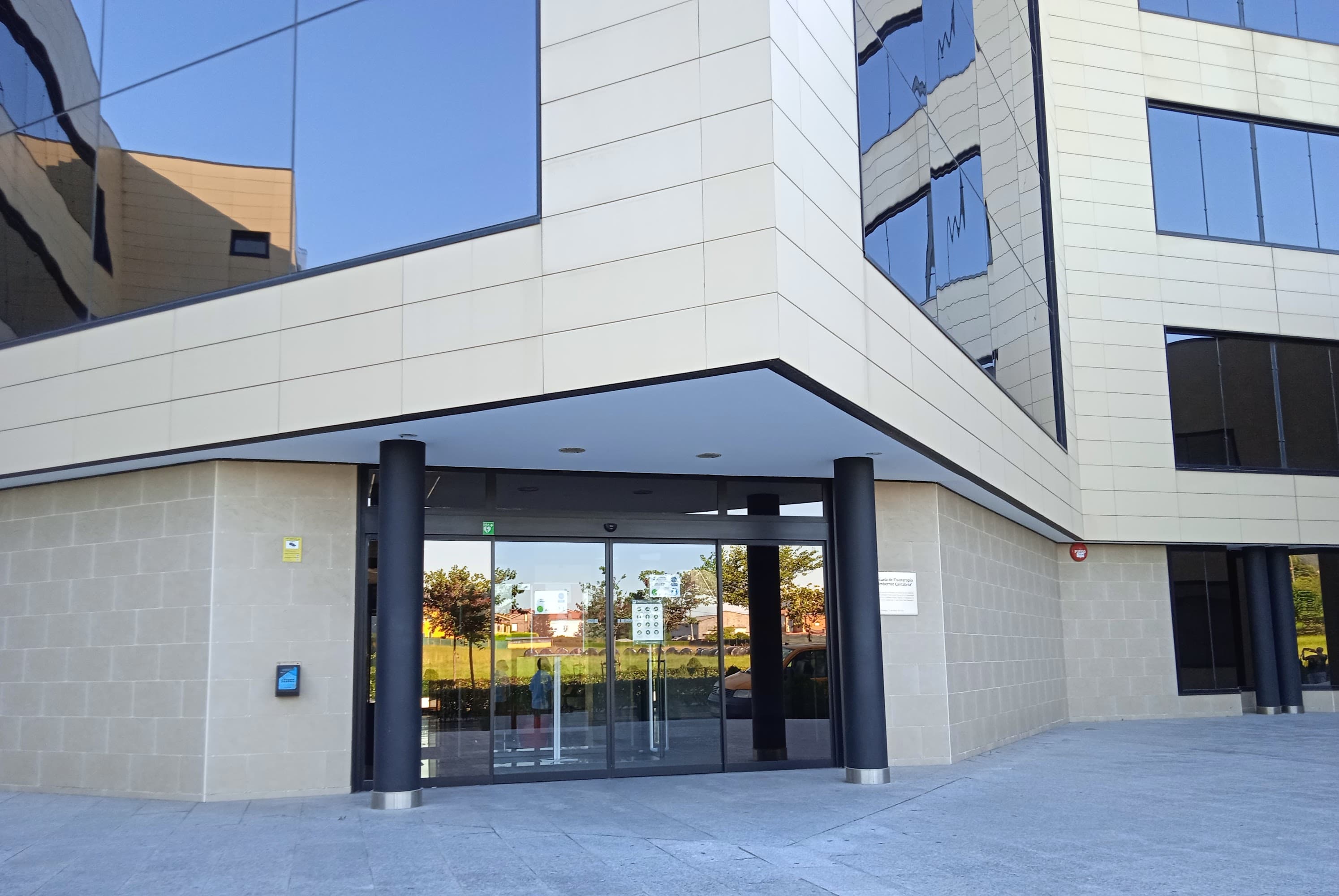 Foto del campus Escuela Universitaria de Fisioterapia Gimbernat-Cantabria