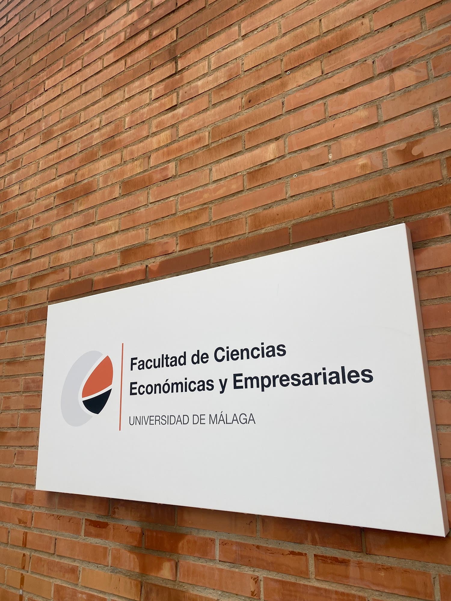 Foto secundaria del campus Facultad de Ciencias Económicas y Empresariales
