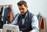Ajustador de prendas textiles y de piel