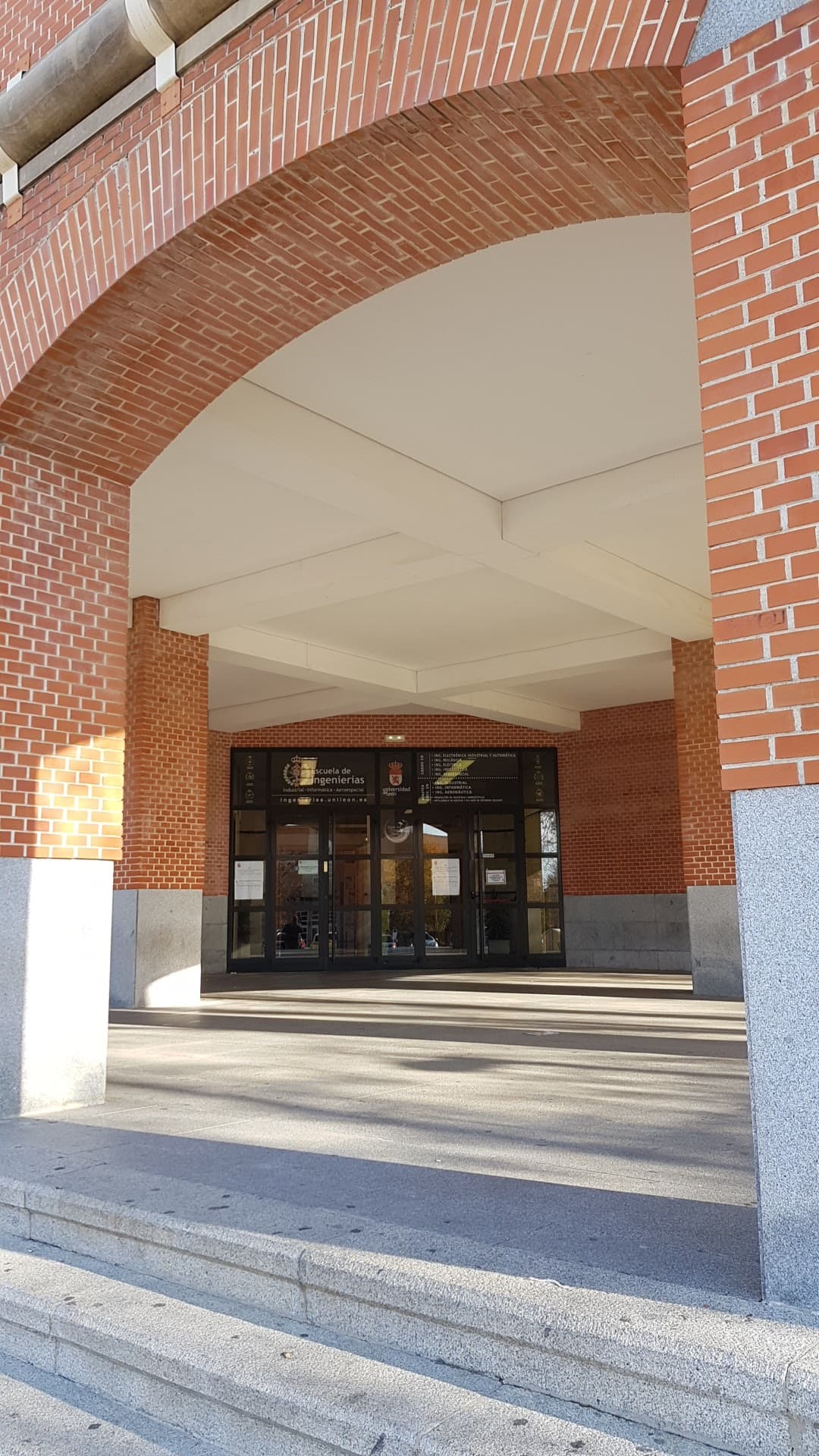 Foto secundaria del campus Escuela de Ingenierías Industrial, Informática y Aeroespacial
