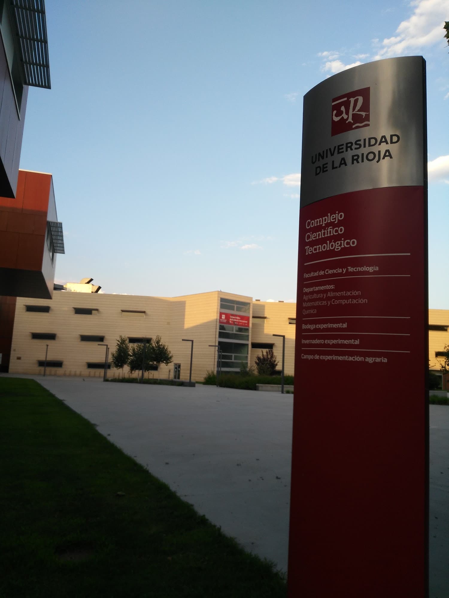 Foto secundaria del campus Facultad de Ciencia y Tecnología de la Universidad de La Rioja