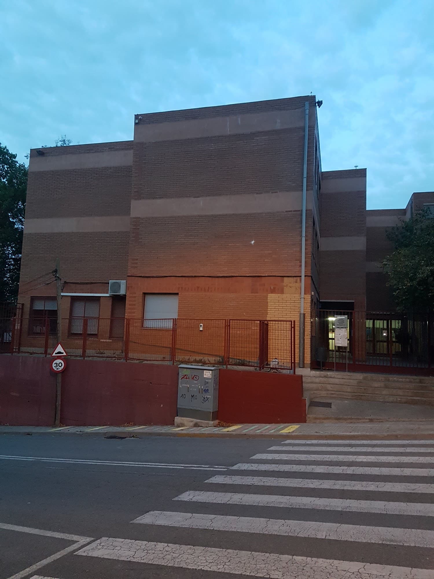 Foto secundaria del campus Institut Ramon Berenguer IV (Santa Coloma)