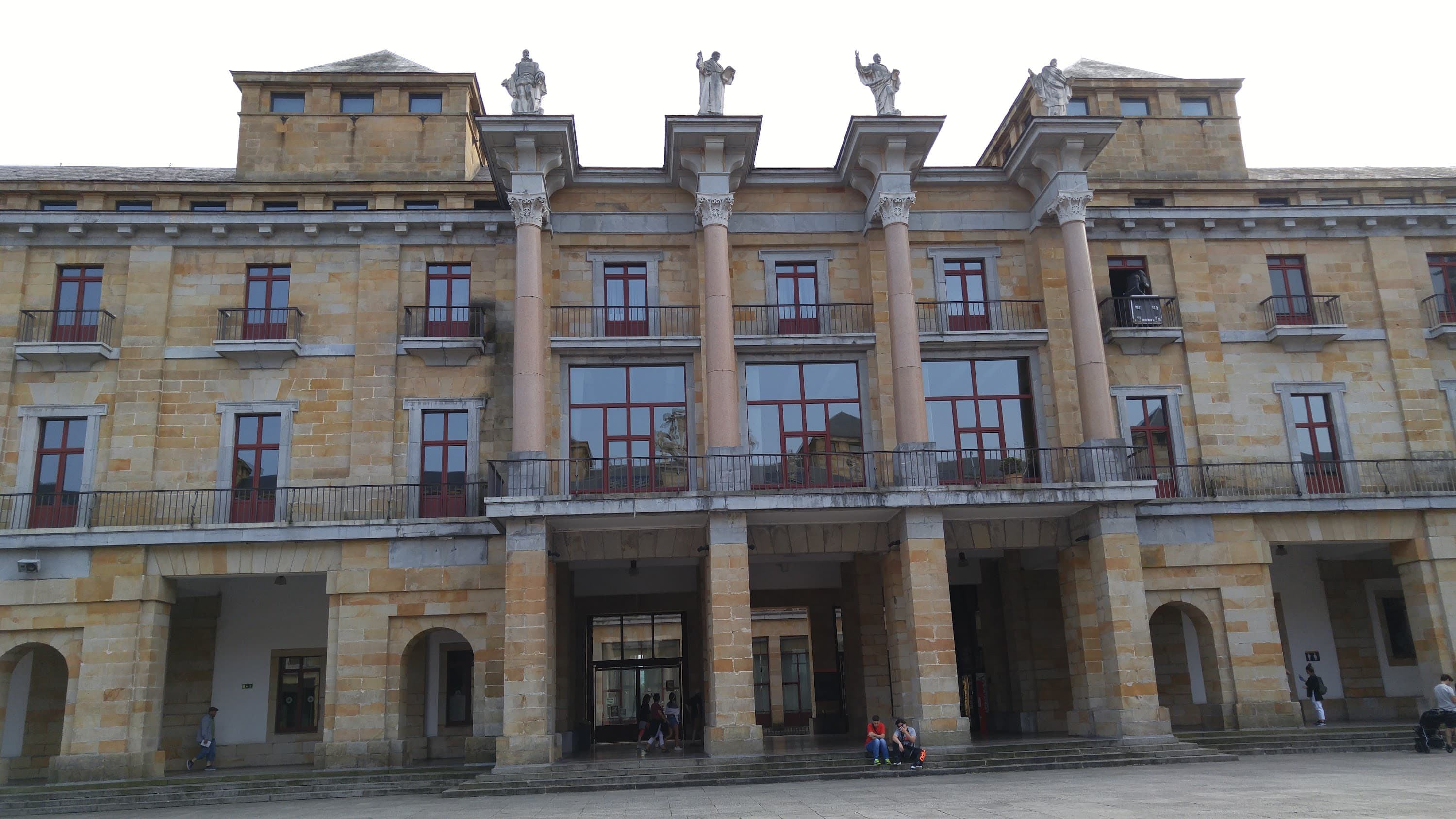 Foto secundaria del campus Facultad de Comercio, Turismo y Ciencias Sociales Jovellanos