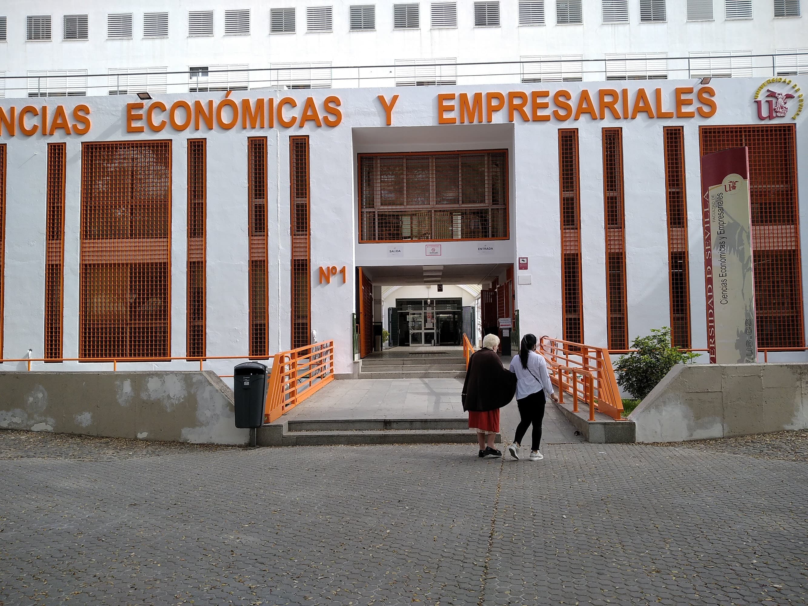 Foto secundaria del campus Facultad de Ciencias Económicas y Empresariales