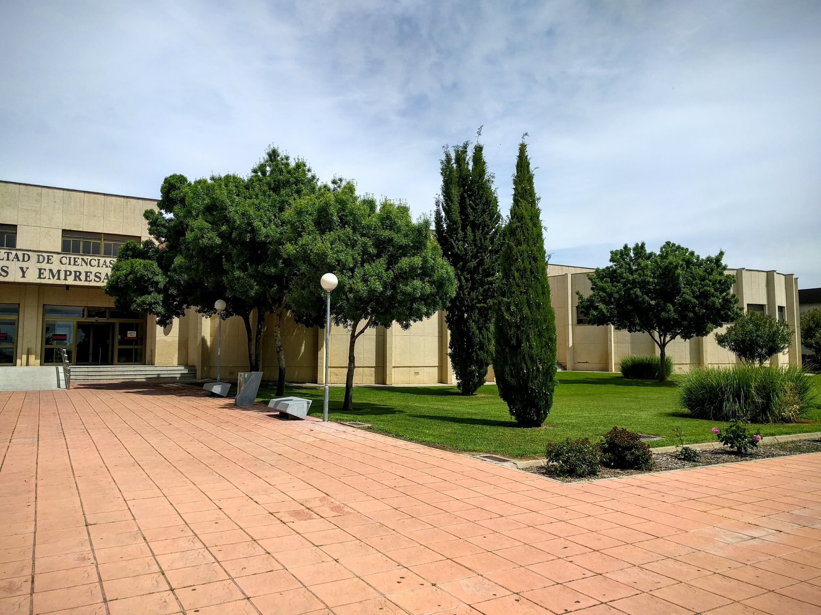 Foto secundaria del campus Facultad de Ciencias Económicas y Empresariales