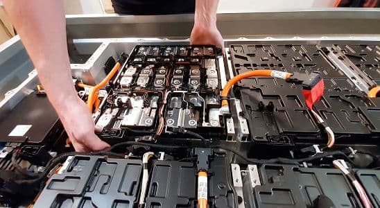 Manteniment i seguretat en sistemes de vehicles híbrids i elèctrics