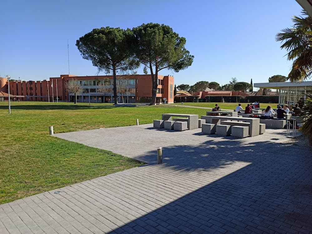 Foto secundaria del campus Centro De Estudios Profesionales De La Universidad Camilo Jose Cela.centro Villafranca Del Castillo
