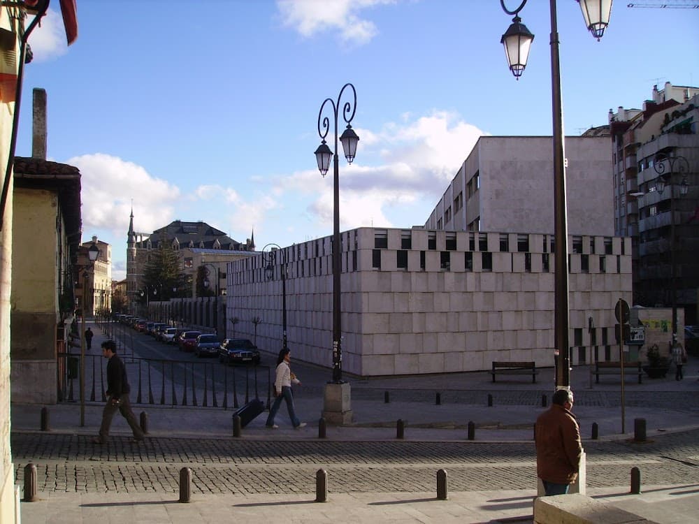 Foto secundaria del campus Juan Del Enzina