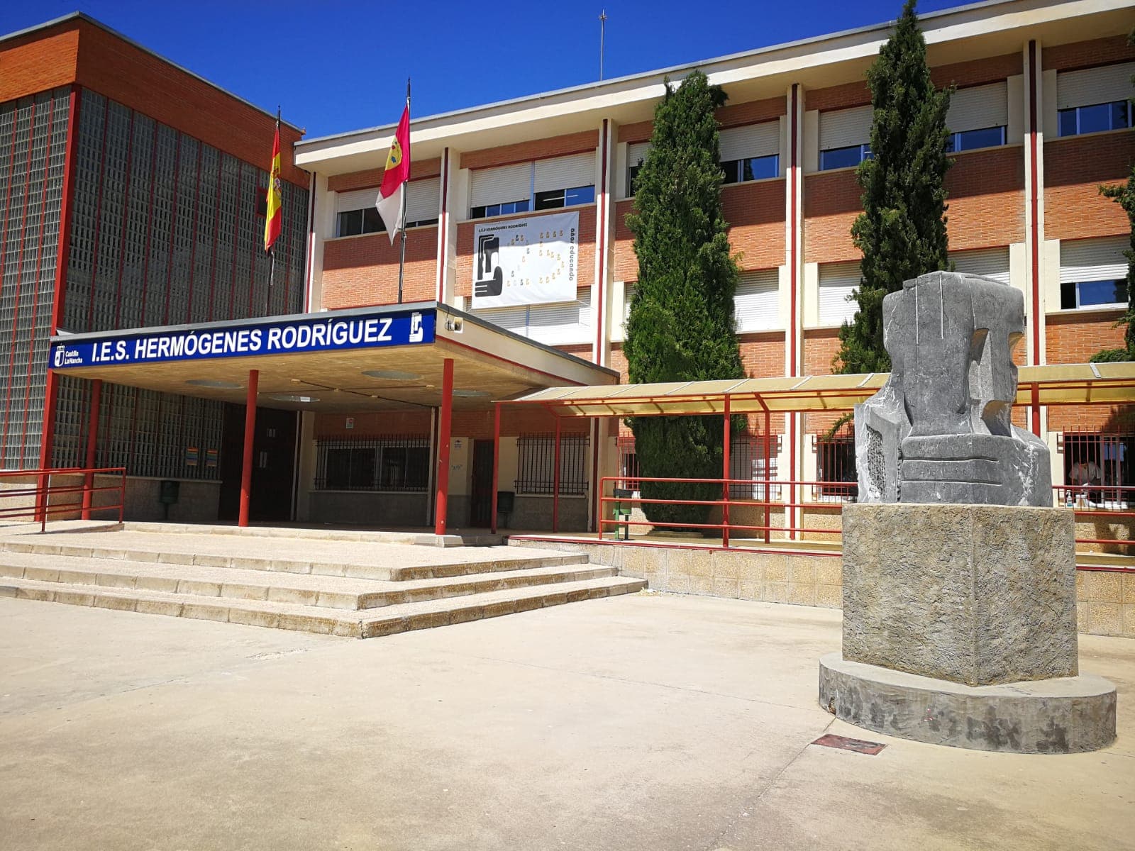 Electricidad y Electrónica en Instituto de Educación Secundaria HERMÓGENES RODRÍGUEZ (Instituto de Educación Secundaria HERMÓGENES RODRÍGUEZ, Herencia): foto 1