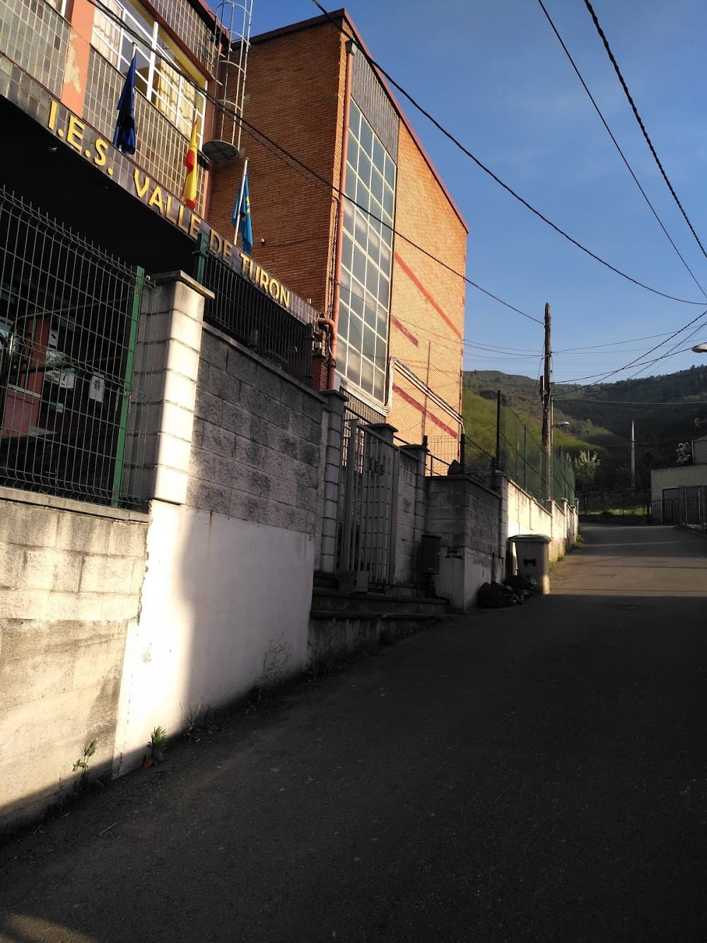 Video, Disc-jockey Y Sonido en I.e.s. "valle De Turón" (I.e.s. "valle De Turón", Mieres Del Camín): foto 2