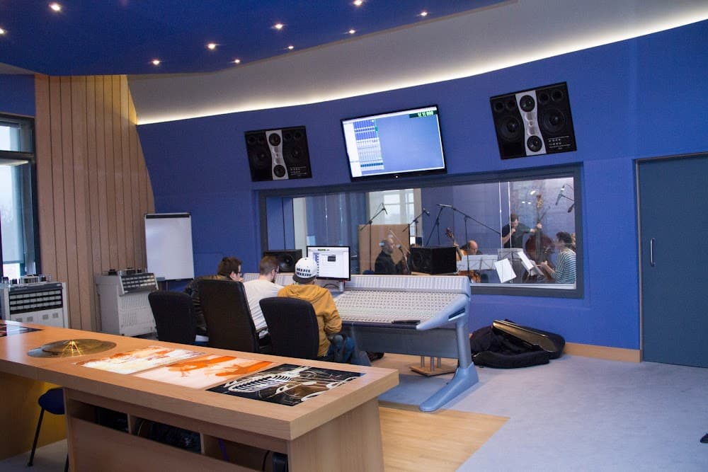 Foto secundaria del campus Ces, Escuela Superior De Imagen Y Sonido