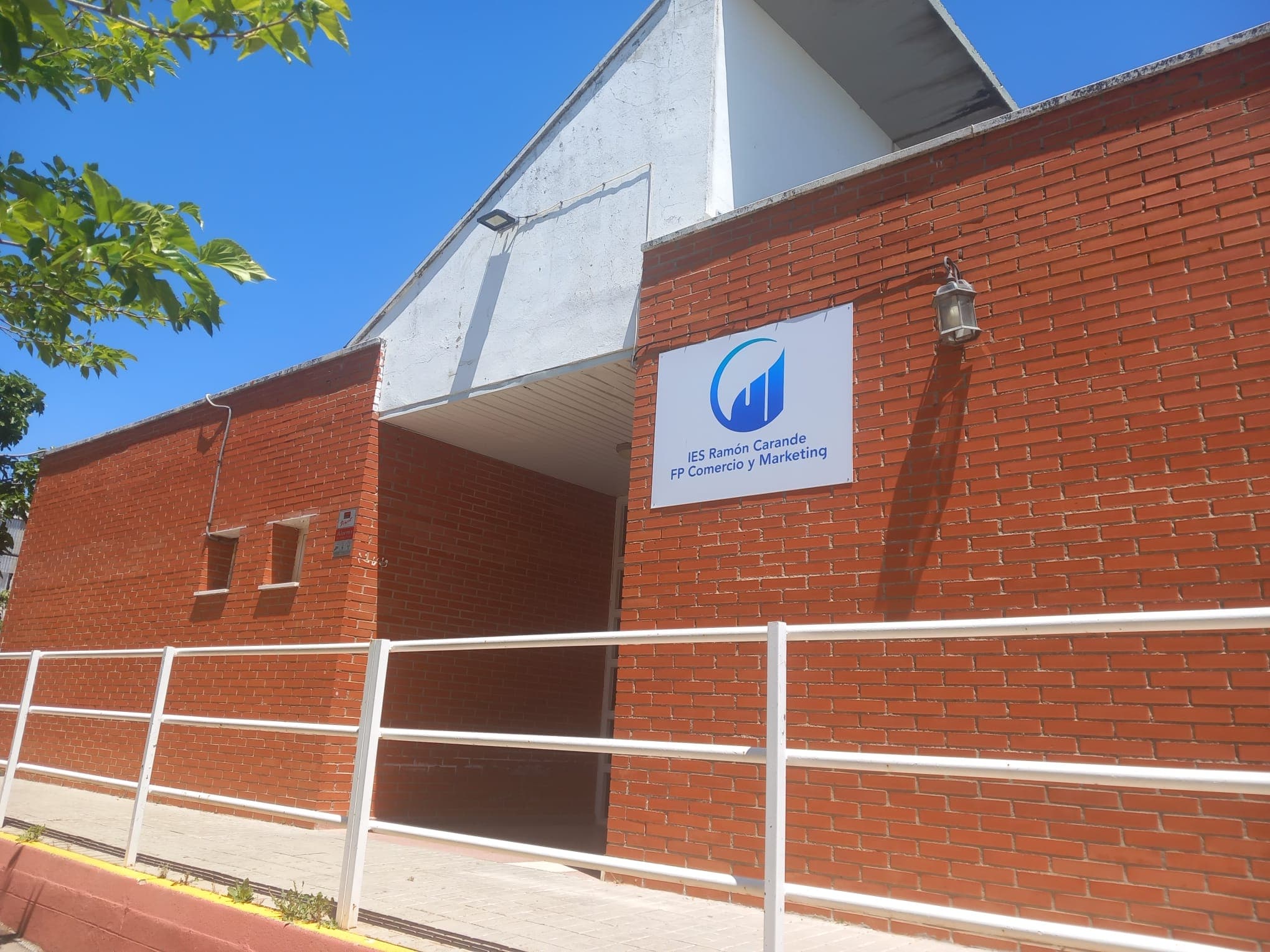 Actividades Comerciales en Ramon Carande (Ramon Carande, Jerez De Los Caballeros): foto 1