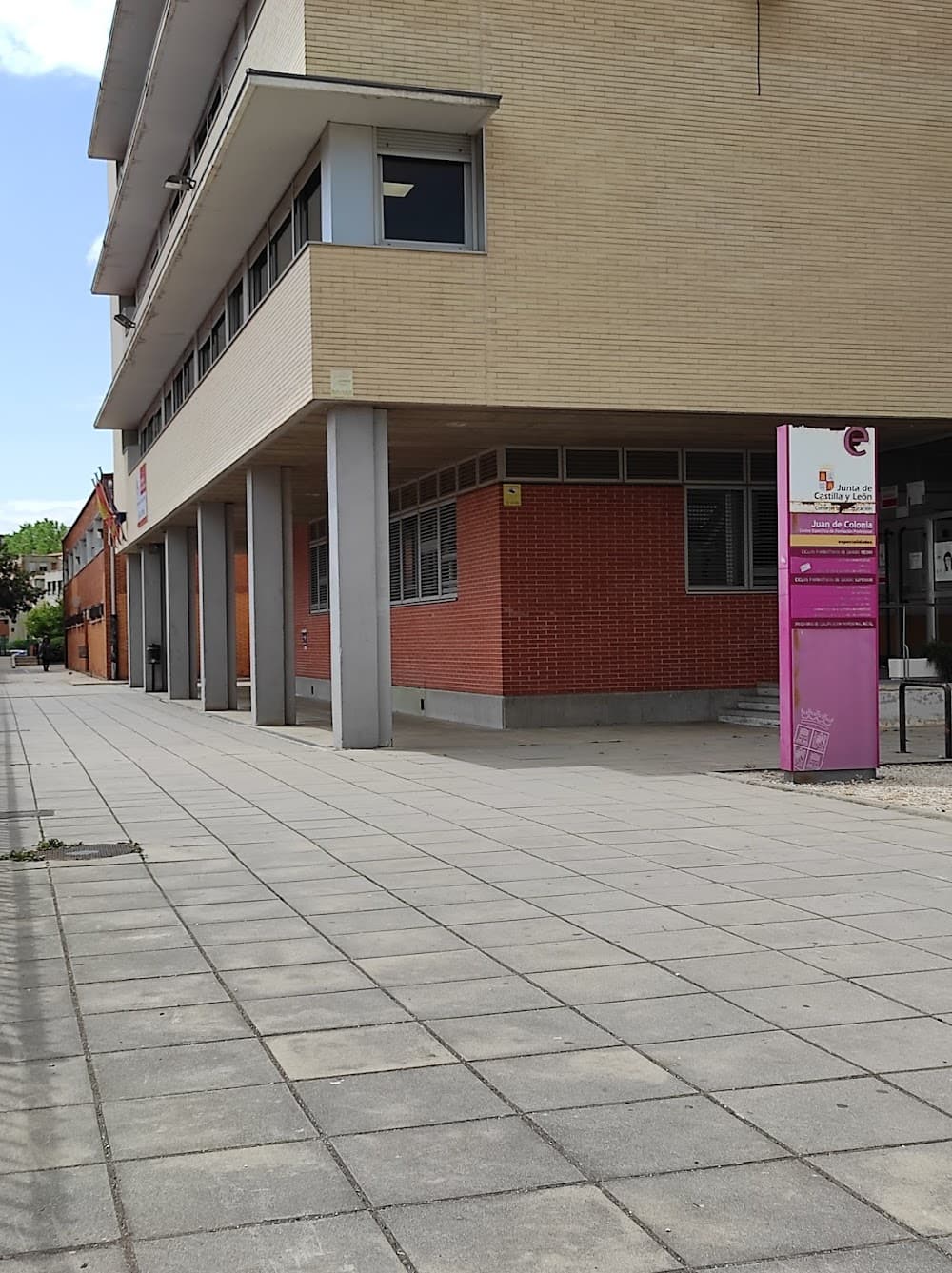 Foto secundaria del campus Juan De Colonia