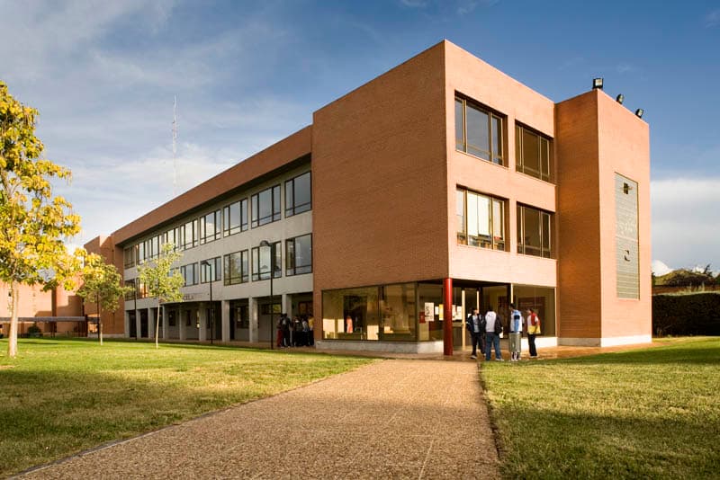 Foto secundaria del campus Centro De Estudios Profesionales De La Universidad Camilo Jose Cela.centro Villafranca Del Castillo